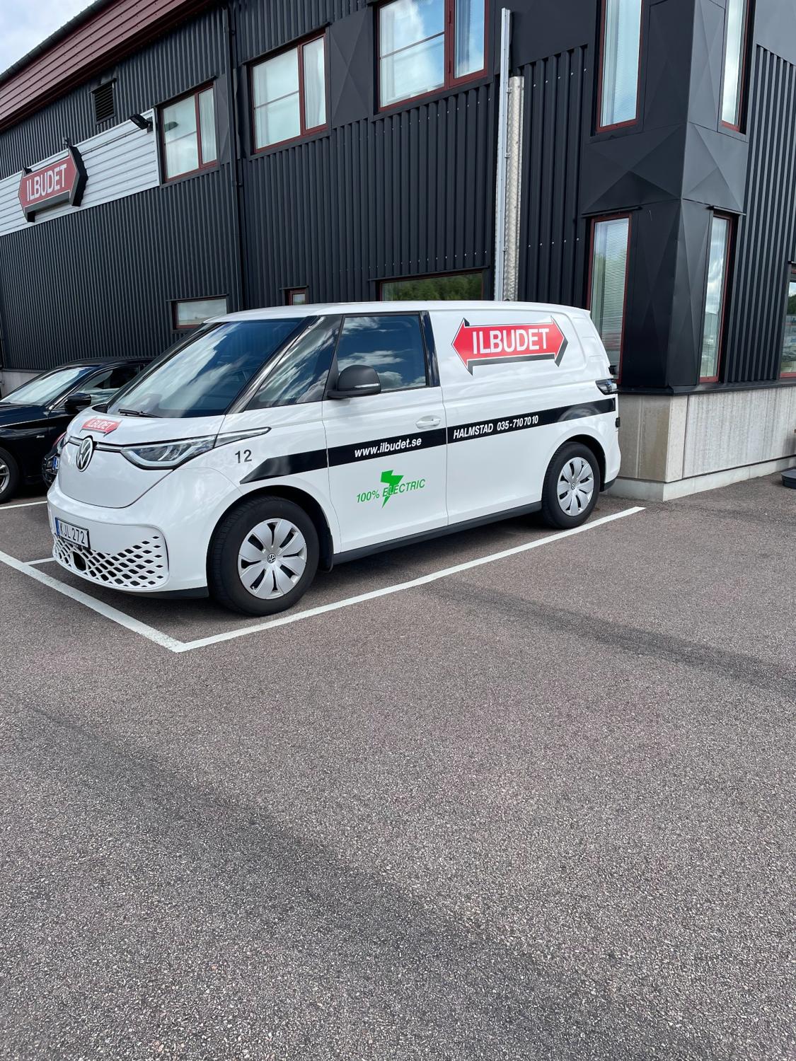 ILBUDETs budbil framför kontoret
